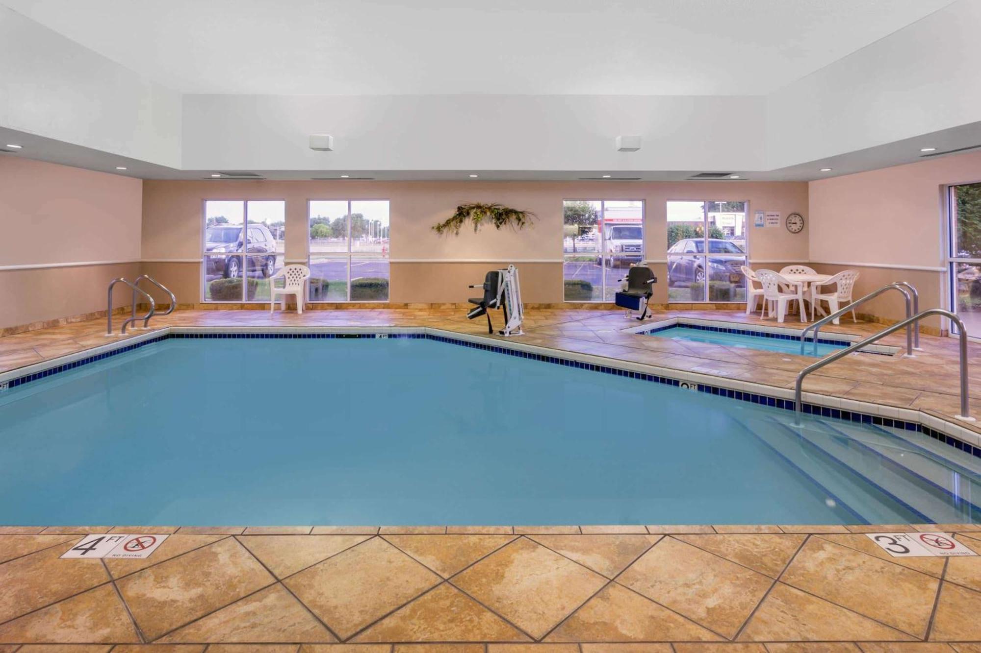 Super 8 By Wyndham Madison South Motel Exterior photo